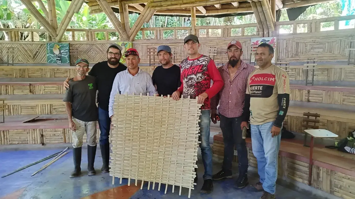 Grupo de estudiantes en recorrido pedagógico