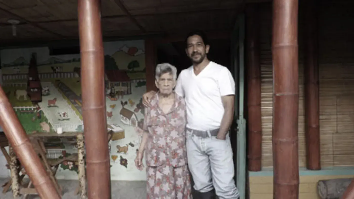 Nando y Mamá Lulú en los inicios de la granja